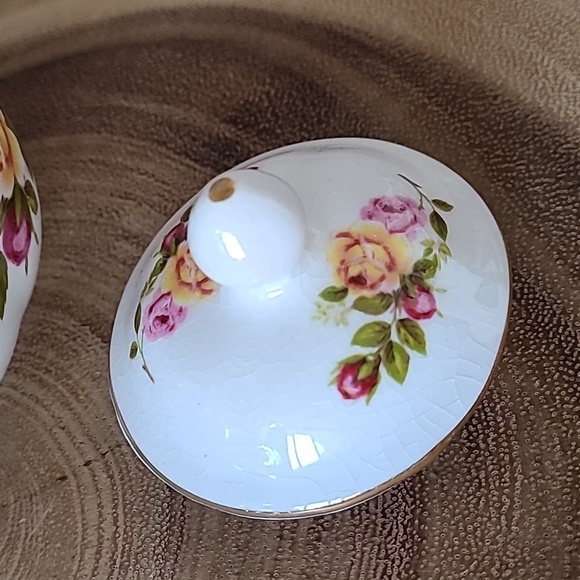 Vintage Duo: Royal Albert Old Country Roses vanity set - Picture 8 of 9